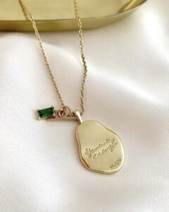 Accesorios con logos excesivos